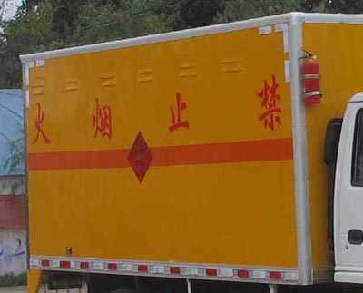 程力威牌CLW5040XQYZ4型爆破器材運(yùn)輸車