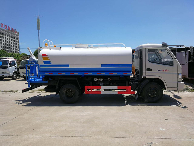 不上戶8噸灑水車|時(shí)風(fēng)灑水車