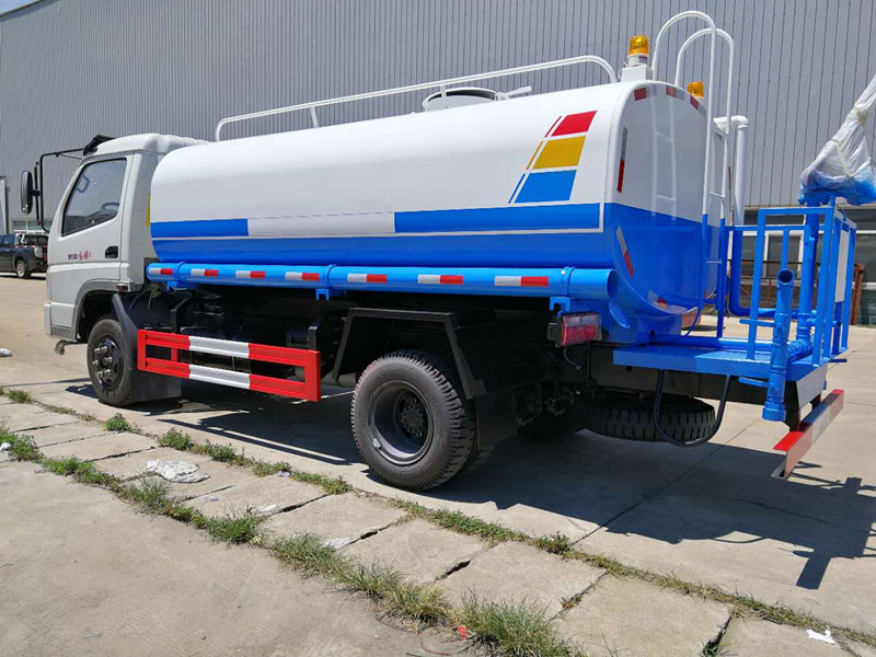 不上戶8噸灑水車|時(shí)風(fēng)灑水車