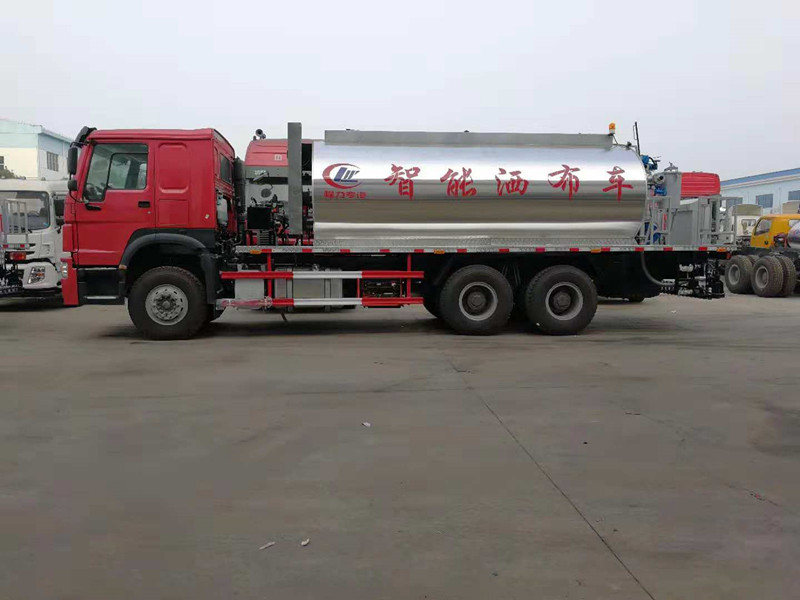 重汽豪沃10立方瀝青灑布車