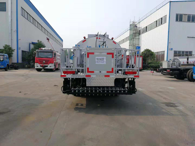 重汽豪沃10立方瀝青灑布車