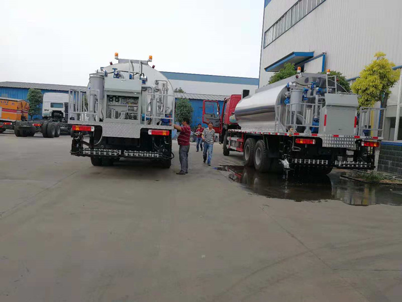 重汽豪沃10立方瀝青灑布車