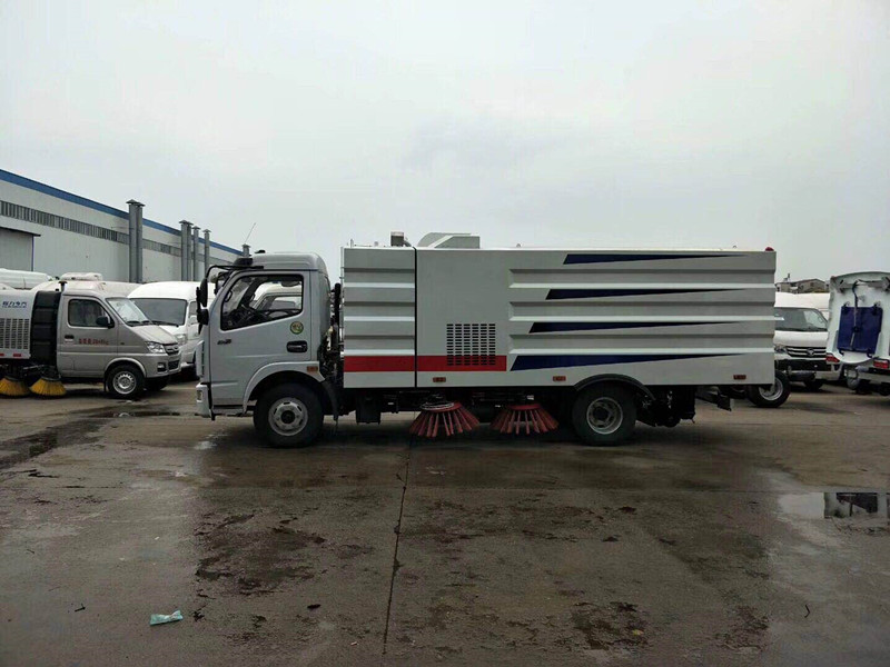 東風大多利卡7.5方掃路車