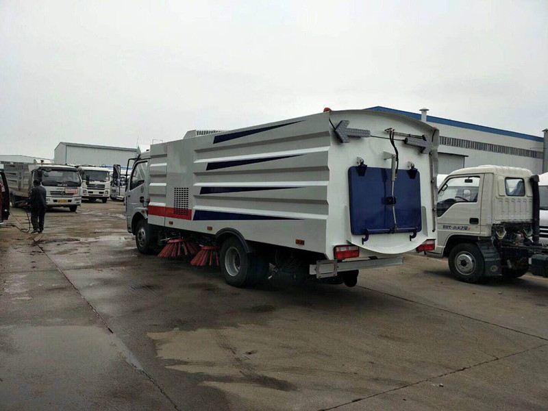東風大多利卡7.5方掃路車