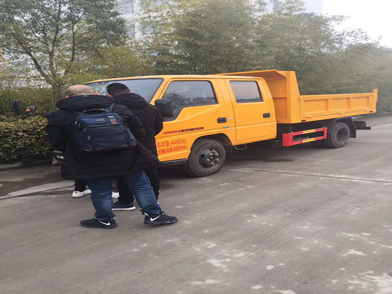 江鈴雙排自卸車