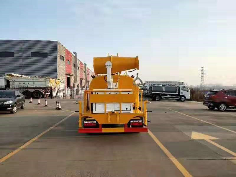 國六上藍牌5方灑水車帶霧炮機
