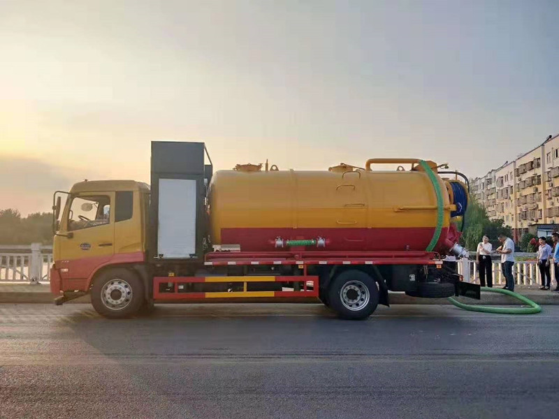 東風天錦帶副發動機12方清洗吸污車