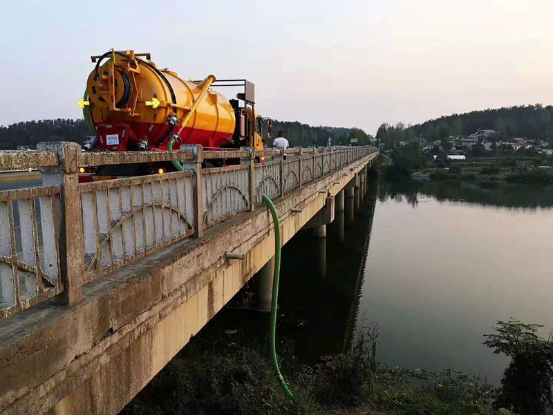 東風天錦帶副發動機12方清洗吸污車