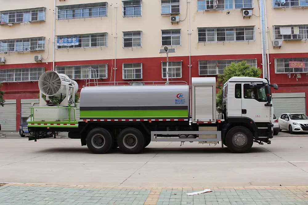 國六重汽汕德卡16方抑塵車配頂端龍馬80米噴霧機
