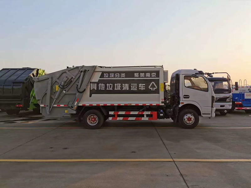 國(guó)六東風(fēng)小多利卡6方壓縮垃圾車(chē)