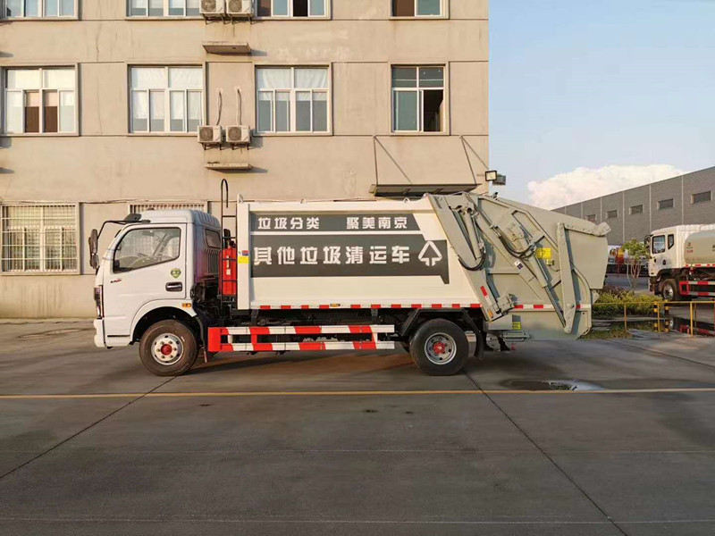 國(guó)六東風(fēng)小多利卡6方壓縮垃圾車(chē)
