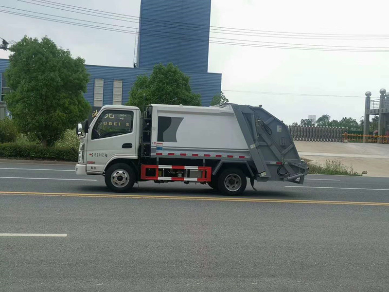 上藍牌國六凱馬4方壓縮垃圾車