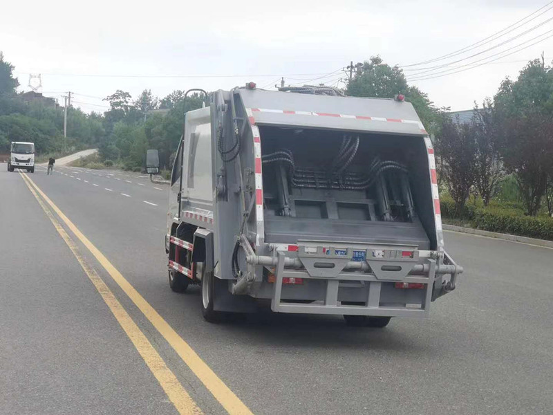 上藍牌國六凱馬4方壓縮垃圾車