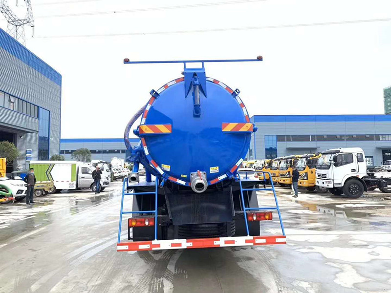 國(guó)六東風(fēng)天錦15方吸污車